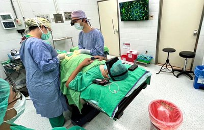 林先生進行結紮手術時，透過VR觀看影片降低焦慮。